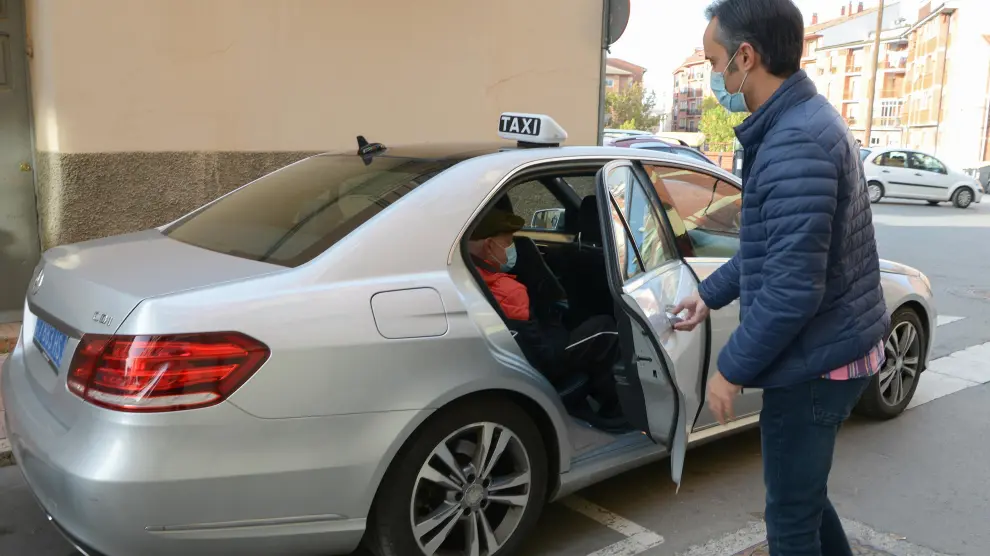 Carlos sube al taxi que le llevará al hospital Clínico de Zaragoza para someterse a radioterapia.