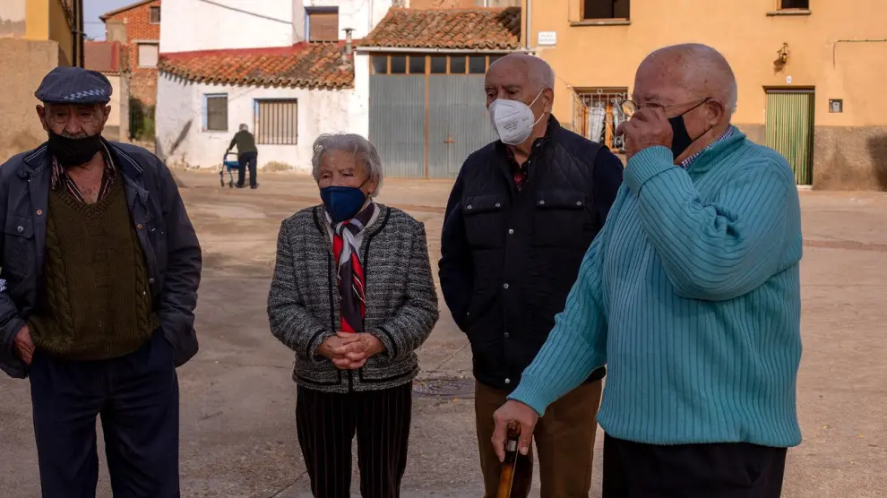 Manuel Soler, Marcelina Ferrer, Aurelio Gonzalo y Fortunato Tajada en la plaza de España de Used recuerdan el seismo