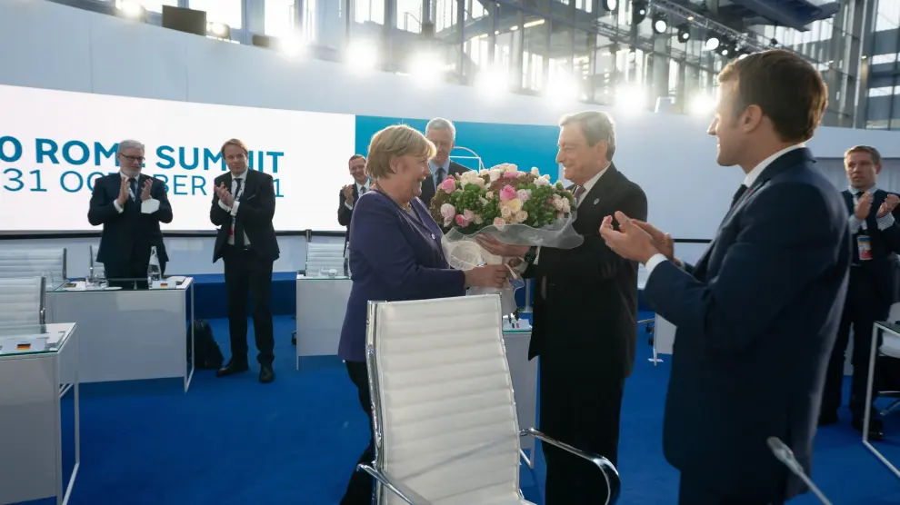 Momento en el que Merkel recibe las flores de manos de Draghi ITALY G20 ROME SUMMIT