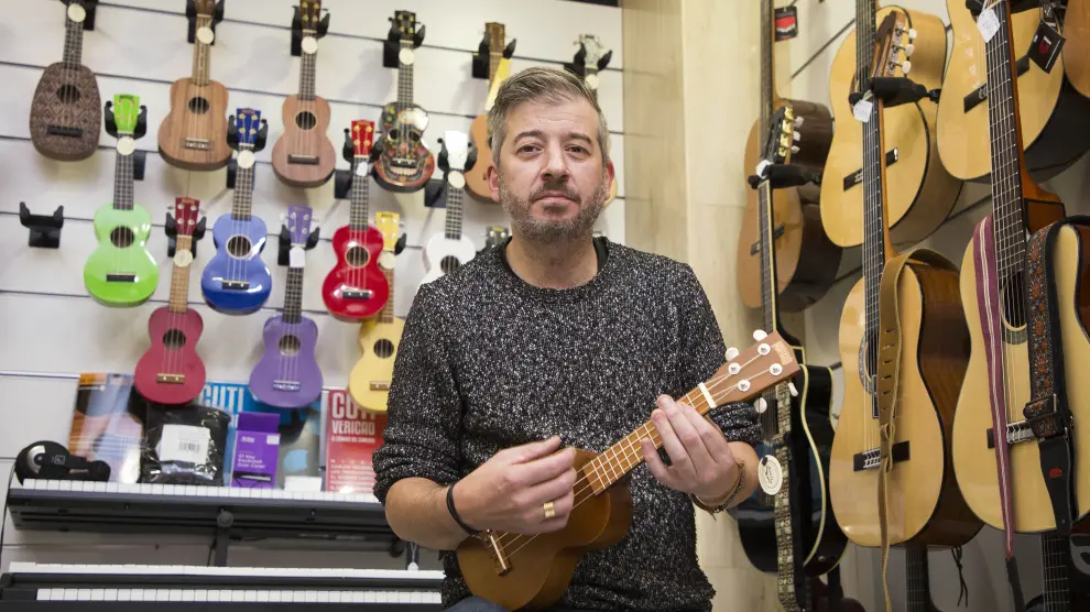 Carlos Burguete, con uno de los ukeleles de su tienda Musicopolix.