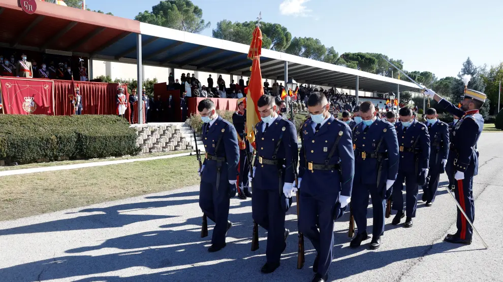 El rey Felipe VI asiste al acto de jura de bandera de los nuevos guardias reales