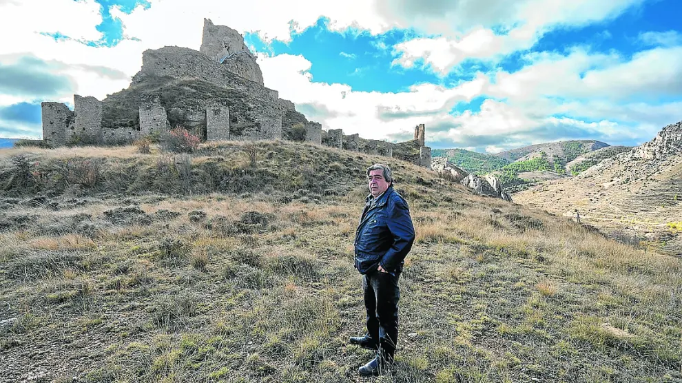 Sergio Uche, alcalde de Aliaga, junto al castillo, que domina la localidad y será restaurado.