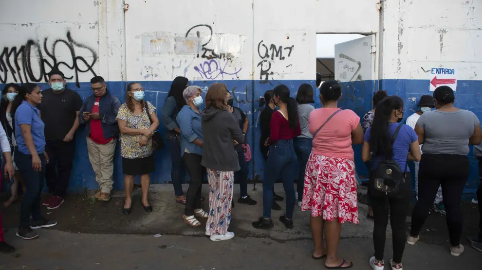 Ciudadanos acuden a votar en las elecciones presidenciales en Nicaragua.