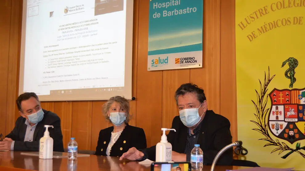 La directora del Hospital, Iztiar Ortega, con los presidentes de los colegios de Huesca y Occitania.