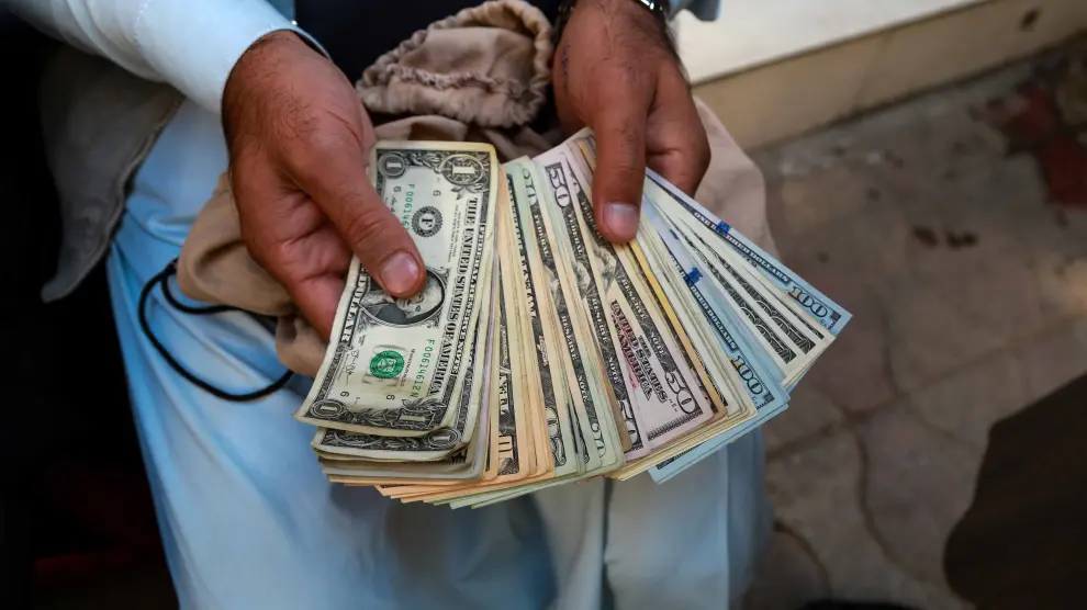 Foto de recurso de un ciudadano afgano contando dinero en dólares