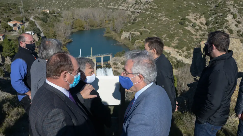 El consejero de Agricultura, Ganadería y Medio Ambiente del Gobierno de Aragón, Joaquín Olona, ha visitado la presa de los Toranes