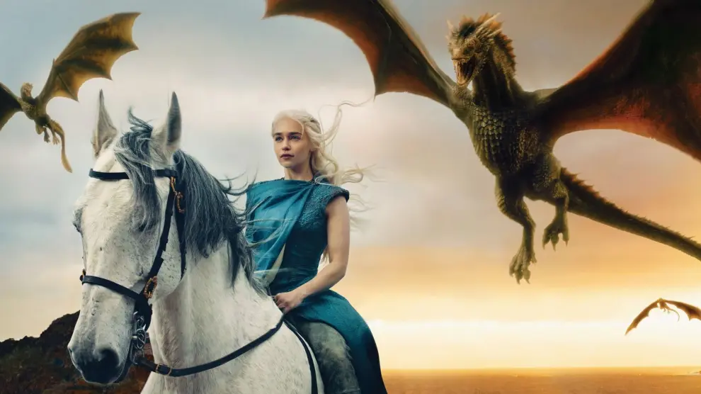 El personaje de Daenerys Targaryen con dos de sus dragones