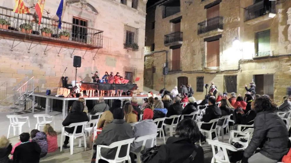 Aspecto de los intervenciones y de las actuaciones musicales en la Plaza Mayor.