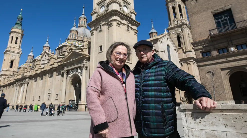 Teresa Grasa y Carlos Barboza, en la plaza del Pilar.