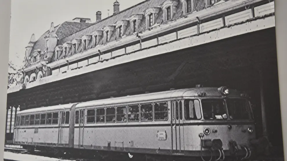 Fotografía del Canfranero ferrobus, como el que sufrió el accidente en 1981 (Renfe retiró este modelo de la líjea en 1983). La imnagen está en la cafetería El Andén, de Canfranc.