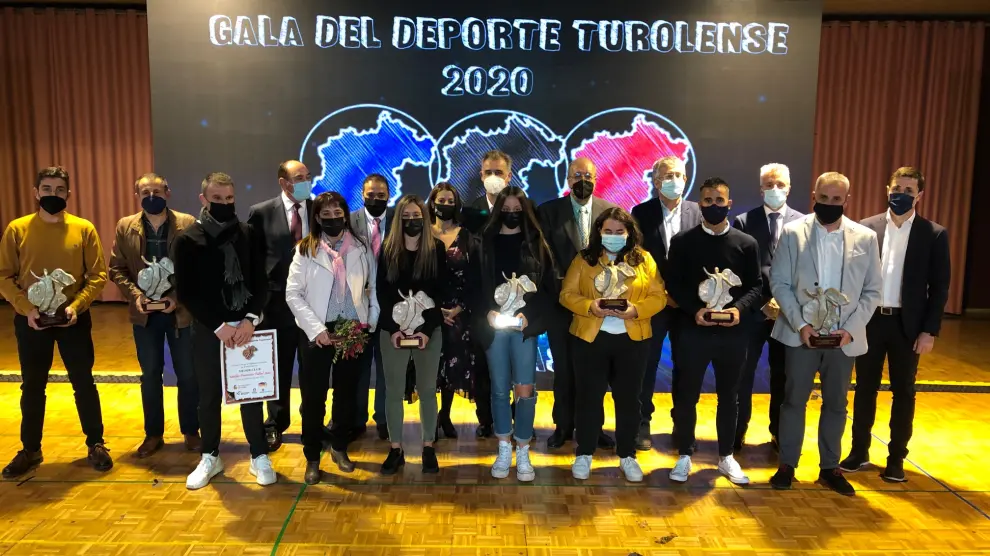 Foto de familia de los ganadores de los premios de la Gala Provincial del Deporte en Utrillas y representantes de las instituciones organizadoras.