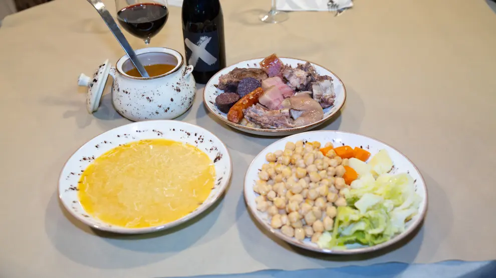 Cocido tradicional que sirven en el restaurante Candelas, de Zaragoza.