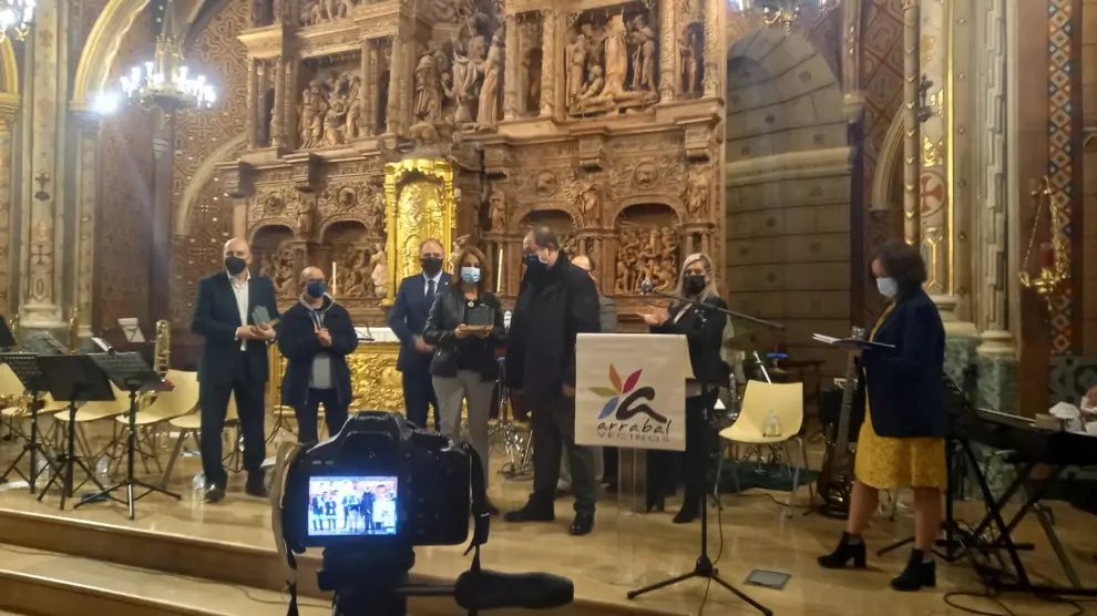 La alcaldesa de Teruel, Emma Buj, recibe un obsequio de la Asociación de Vecinos Tío Jorge.