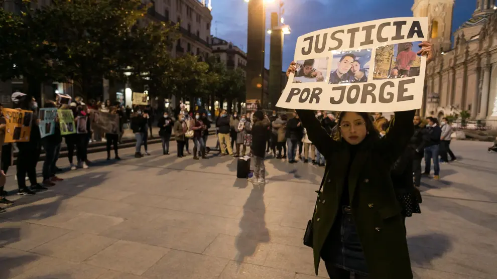 Varias decenas de personas se han concentrado en la plaza del Pilar para recordar a Jorge Villamil.