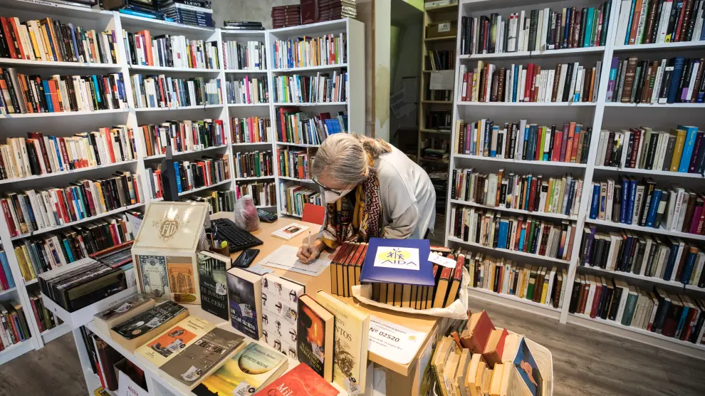 La voluntaria Anna Van Der Auwera en la librería AIDA Books&More Zaragoza, en la calle Mayor.