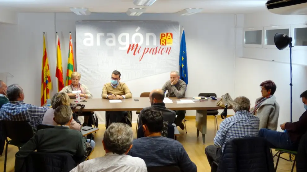 Reunión de Roque Vicente con el comité local del PAR en Huesca.