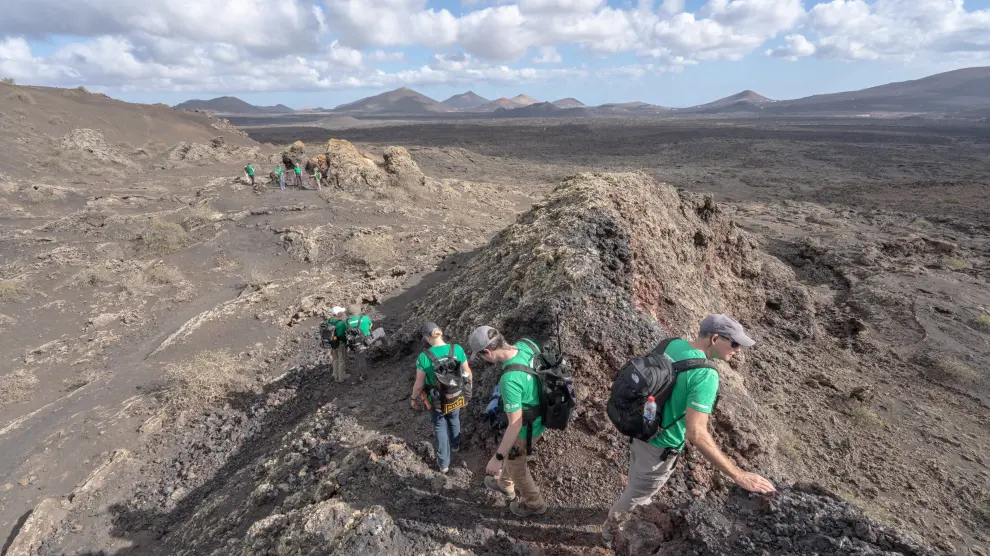 Varios de los participantes en el curso exploran la montaña del Señalo.