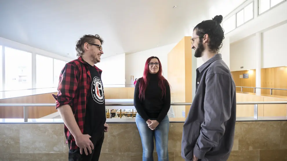 Jorge León, profesor de Filosofía de la Universidad de Zaragoza, charla con sus alumnos Amelia Santos, de cuarto curso, y Álex Oliva, que acaba de empezar la carrera.