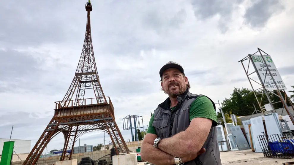 Un chatarrero levanta una Torre Eiffel de 15 metros de hierro reciclado