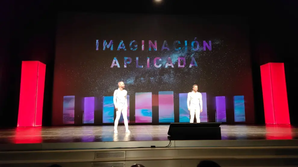 Pedro Lozano y Héctor Paz, con sus trajes de astronauta, sobre el escenario del Palacio de Congresos de Zaragoza