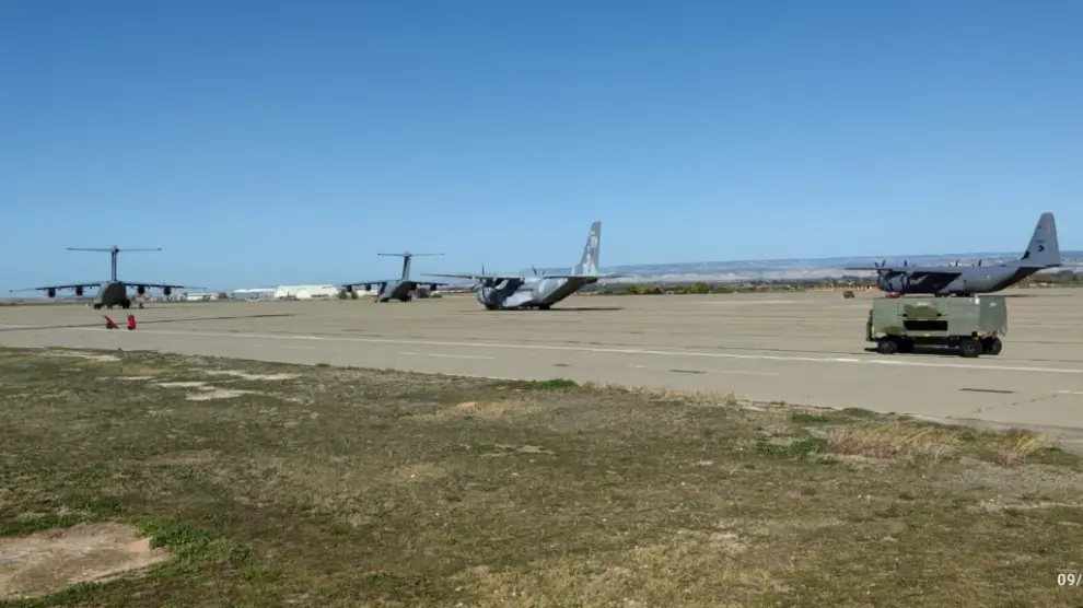 Varios aviones de transporte de siete países que han participado en el curso de formación en la Base de Zaragoza.