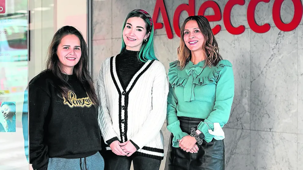 Yessenia Carolina Sánchez y Leyre Pérez, junto a Herminia Lombarte, directora regional de Adecco Aragón.