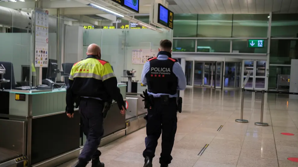 Policías patrullan en el aeropuerto de Barcelona