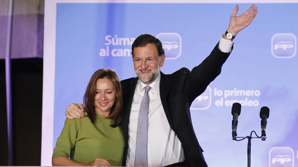 Foto publicada por Rajoy en Twitter en la que aparece junto a su esposa en el balcón de Génova