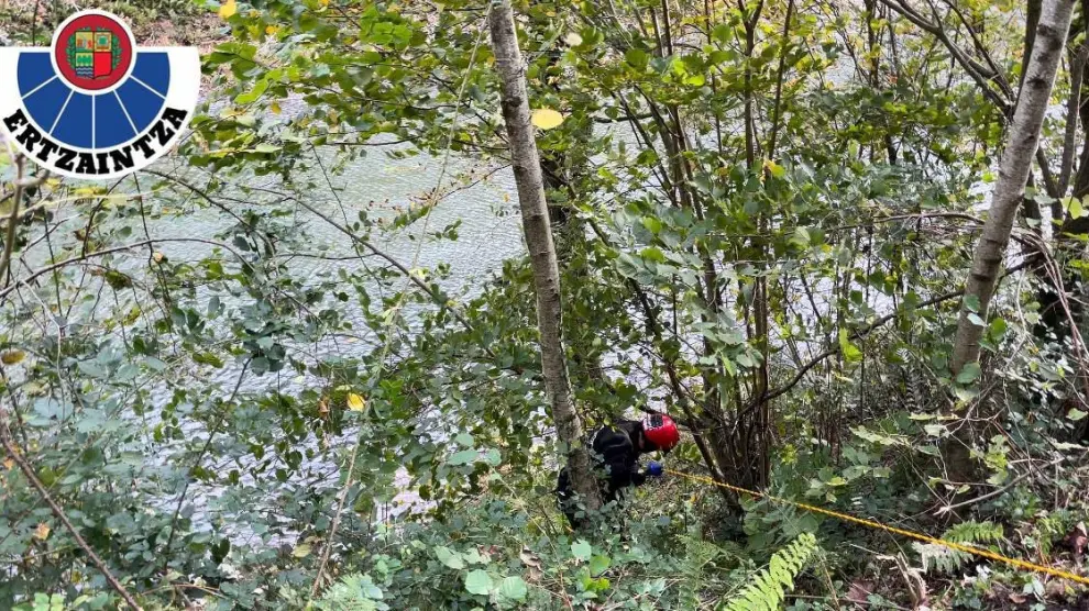 Rescate del cadáver de una persona en el río Bidasoa.
