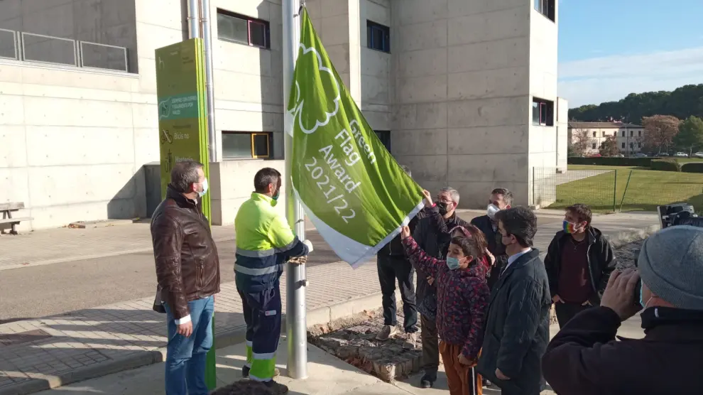 La Bandera Verde vuelve a ondear por tercer año en el parque Universidad de Huesca.