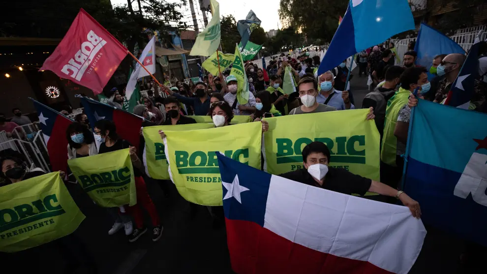Ultraderechista Kast e izquierdista Boric pasan al balotaje en Chile