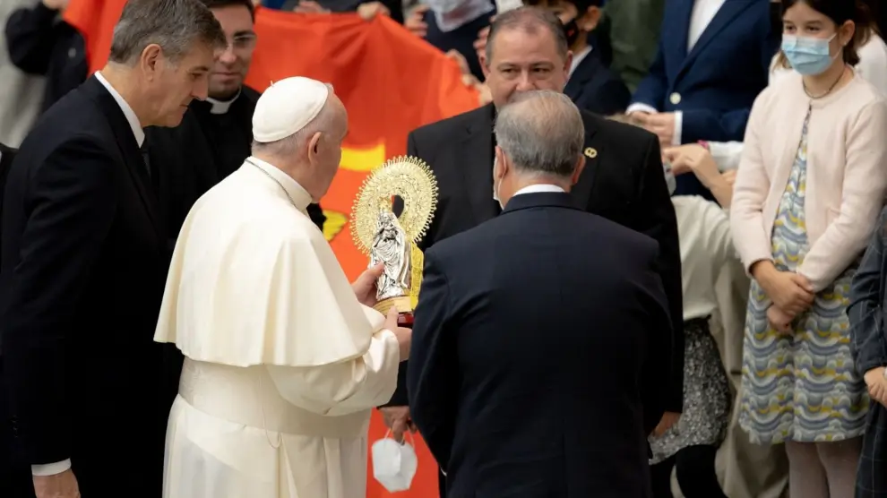 El Papa recibe una imagen de la Virgen del Pilar en el encuentro con el contingente español en el Cuartel General del Mando Conjunto de la OTAN en Nápoles