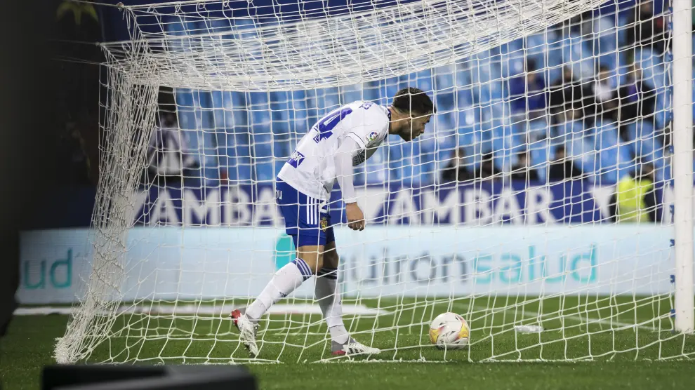 Lluís López recoge el balón de la portería tras encajar el 0-1 del Leganés en La Romareda.