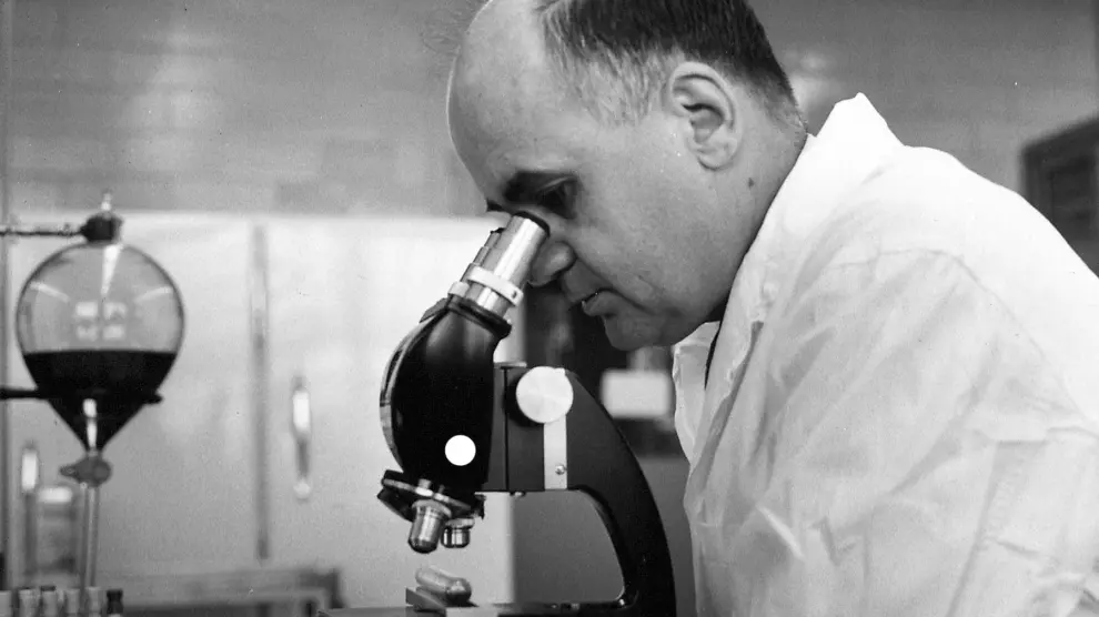 Maurice Hilleman observando una muestra en el laboratorio.