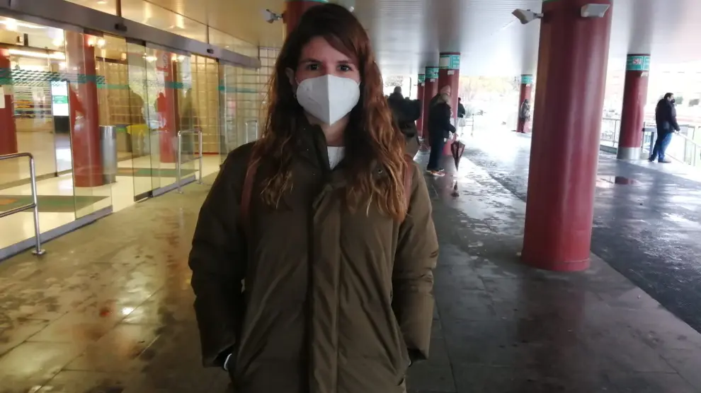 Ana María Pelleja, enfermrea de uci, a la entrada del Hospital Clínico, donde tiene actualmente un contrato de un mes.