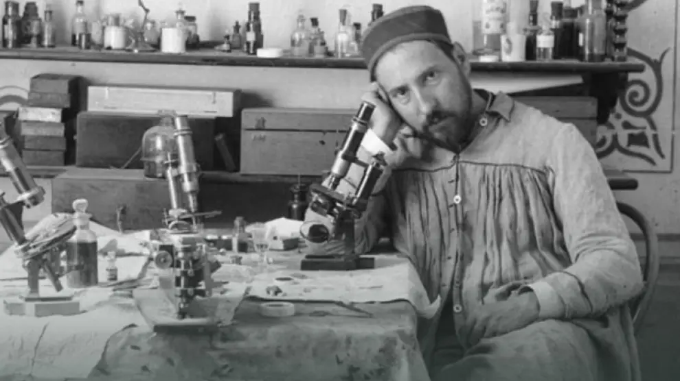 Una de las fotos del libro, la primera: Ramón y Cajal en su laboratorio en Valencia, en 1885.