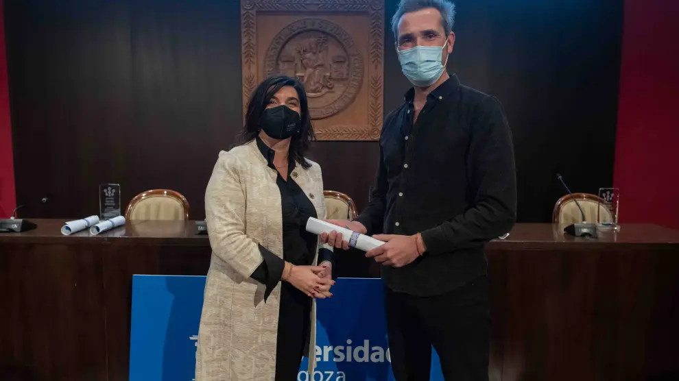 Paloma de Yarza, presidenta de HERALDO, entregó el premio a Cristian Ruiz.