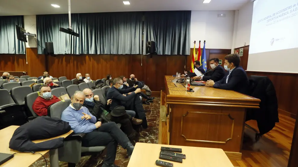 Petón, en primer término, durante la junta de accionistas de la SD Huesca.