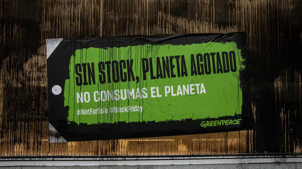 Uno de los carteles de Greenpeace en un escaparate en Madrid