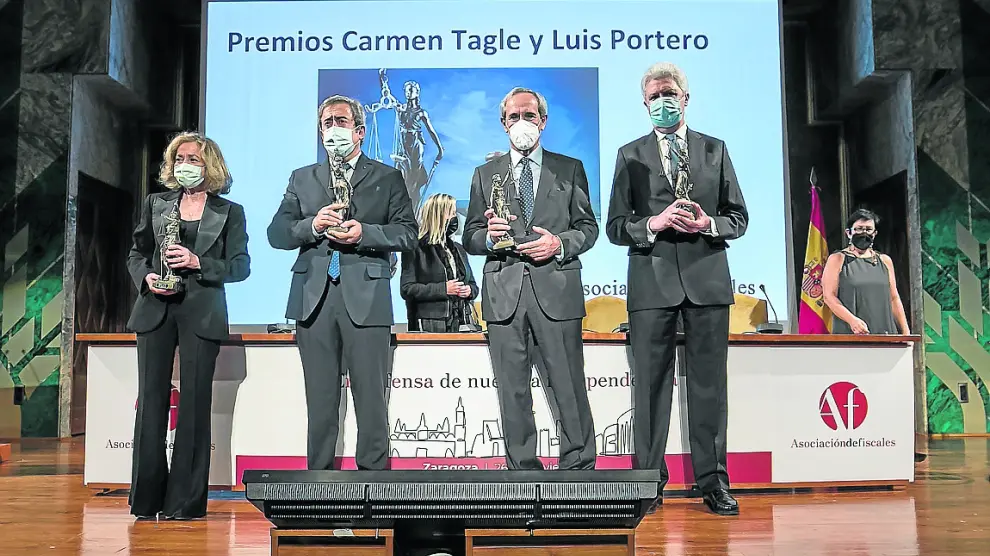 Consuelo Madrigal, Javier Zaragoza, Jaime Moreno y Fidel Cadena, los cuatro fiscales del juicio del procés, con sus galardones Carmen Tagle y Luis Portero.