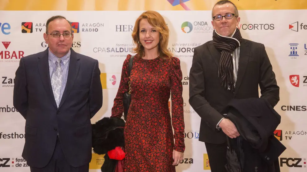 En el photocall: José Luis Anchelergues, la escritora Vanessa Monfort y Miguel Ángel Lamata, guionista, director y productor que fue galardonado ayer en el FCZ.