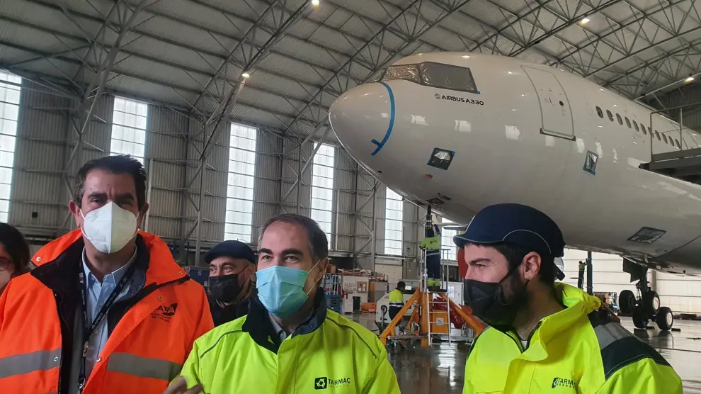 El director del aeropuerto, Alejandro Ibrahim, a la izquierda, con el director general de Tarmac, Pedro Sáez, durante la visita de los ingenieros levantinos.