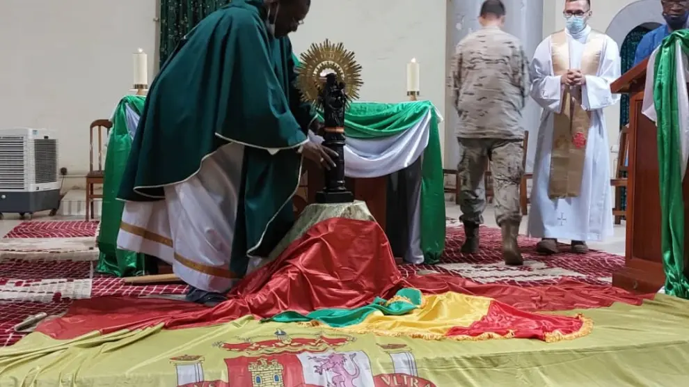 La imagen de la Virgen del Pilar donada a la diócesis de Bamako, en Malí, durante la ceremonia de entrega.