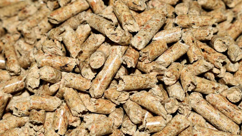 Los pellets son un combustible ecológico y económico que se forman aglomerando restos de serrín.