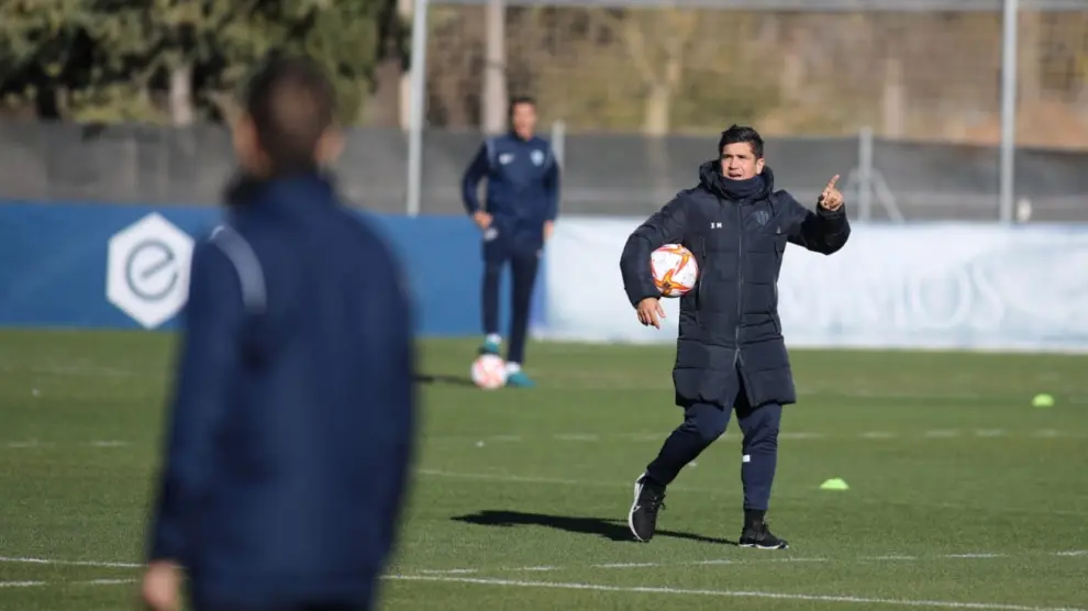 Xisco Muñoz da indicaciones a sus jugadores durante el entrenamiento de este lunes.