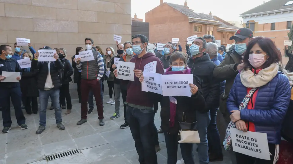 Ayuntamiento de Huesca (exterior).Protesta de trabajadores municipales antes del pleno. / 30-11-2021 / Foto Rafael Gobantes[[[FOTOGRAFOS]]]