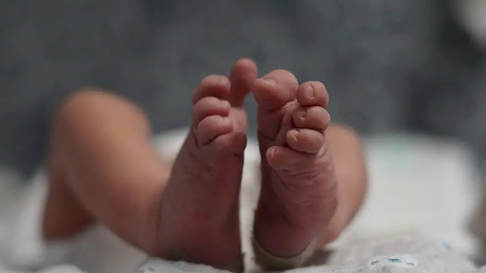 Foto de archivo de los pies de un recién nacido