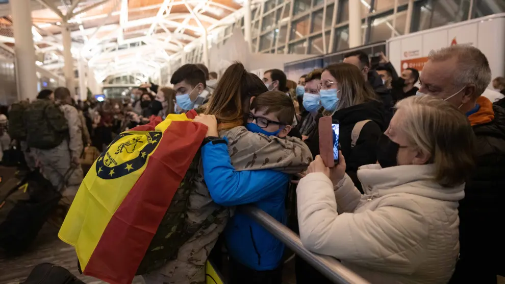 Una militar abraza a un familiar a su llegada de Mali anoche al aeropuerto de Zaragoza