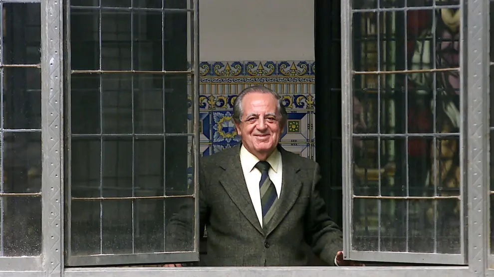 El exfiscal jefe de Aragón, Alfonso Arroyo, en el edificio que acoge al Tribunal Superior de Justicia de Aragón en 2003.