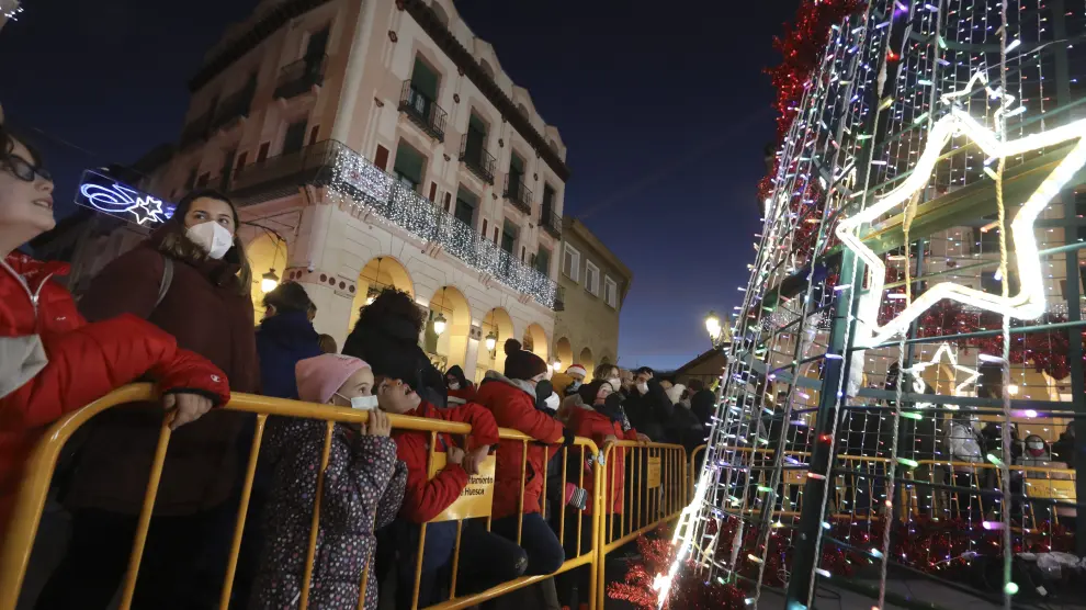 Una gran árbol de Navidad metálico y modular brilla en la plaza López Allué de Huesca